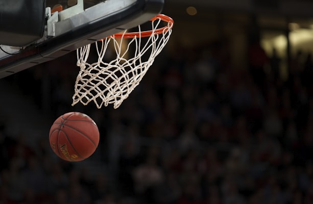 NBA总决赛第七场精彩瞬间 - 金州勇士队与波士顿凯尔特人队球员争抢篮板